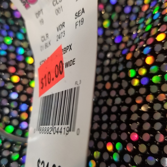 Clothing - Picture 5 of 8